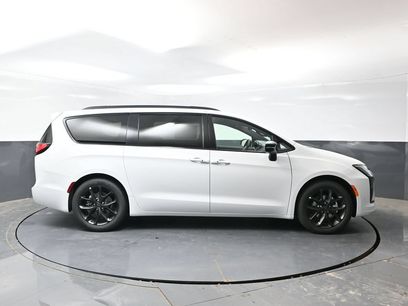 New 2027 Chrysler Pacifica Limited w/ Family Tech Group