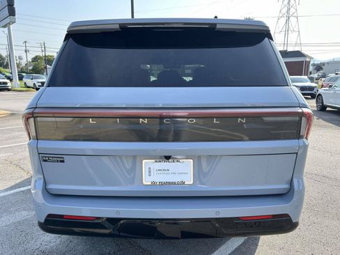 Used 2025 Lincoln Navigator Reserve AWD/4WD image 6