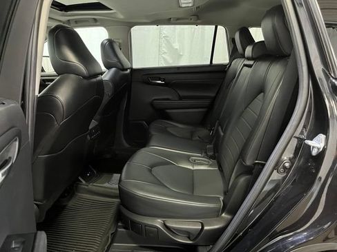 Used 2022 Toyota Highlander XLE AWD/4WD image 10