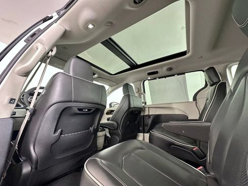 Used 2024 Chrysler Pacifica Limited FWD image 18