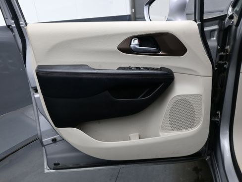 Used 2017 Chrysler Pacifica Touring-L Plus image 9