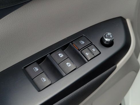 Used 2018 Toyota Highlander LE FWD image 15