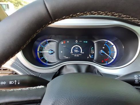 Used 2024 Chrysler Pacifica Limited image 9