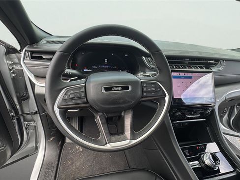 New 2025 Jeep Grand Cherokee Limited w/ Luxury Tech Group II AWD/4WD image 23