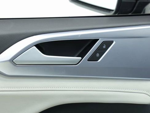 New 2025 Volkswagen Taos SE image 31