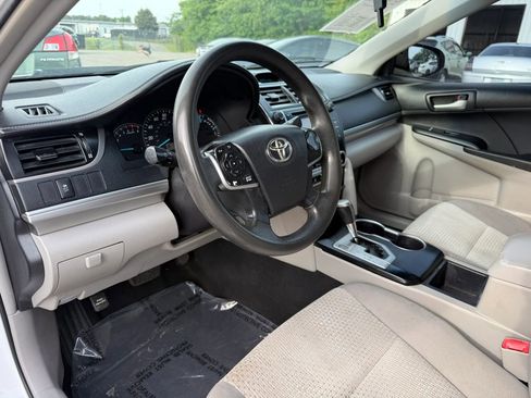 Used 2014 Toyota Camry L image 17