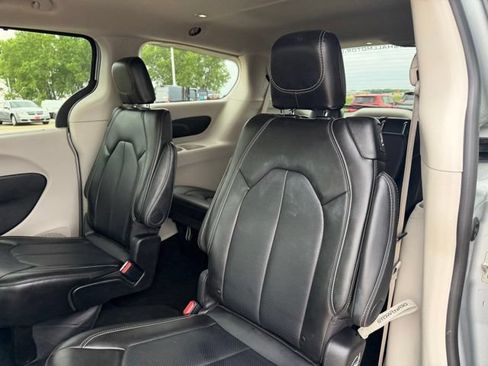 Used 2024 Chrysler Pacifica Touring-L FWD image 12