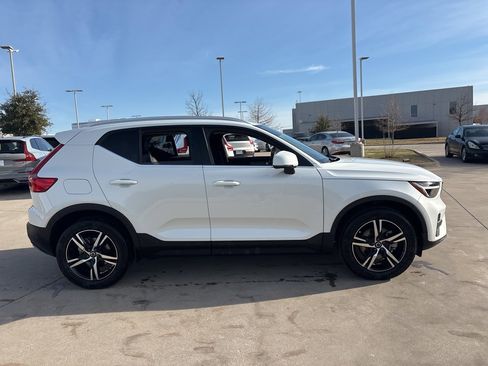 Certified 2025 Volvo XC40 B5 Core image 4