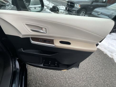 Used 2022 Toyota Sienna XLE image 29