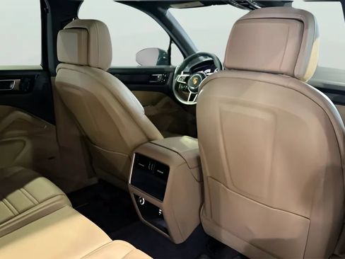 Used 2023 Porsche Cayenne AWD/4WD image 20