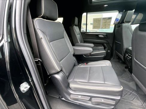 Used 2025 Chevrolet Suburban Premier image 23