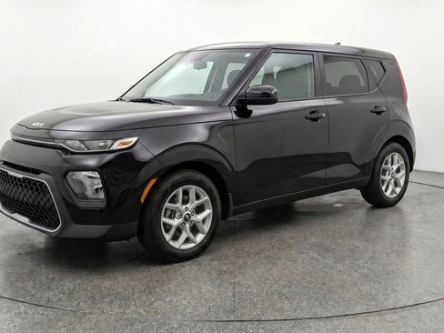 Used 2025 Kia Soul LX w/ LX Technology Package FWD image 3