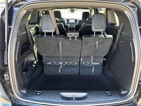 Used 2025 Chrysler Pacifica Limited image 32