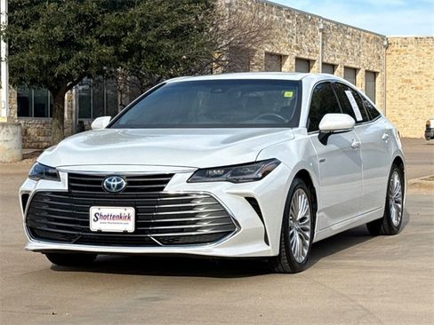 Used 2019 Toyota Avalon Limited image 3