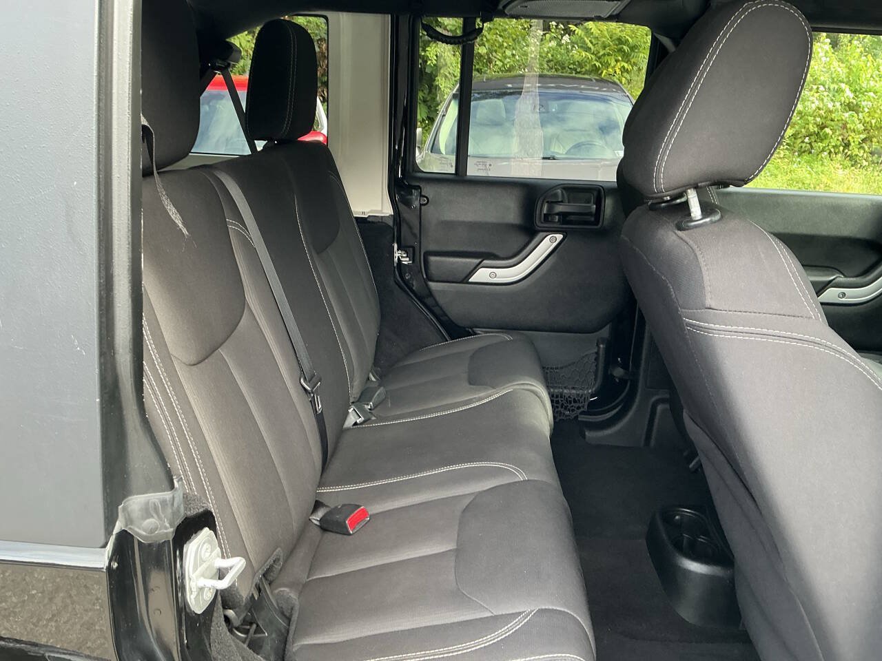 Used 2016 Jeep Wrangler Unlimited Sahara w/ Connectivity Group AWD/4WD image 30