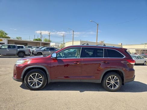Used 2019 Toyota Highlander XLE AWD/4WD image 3