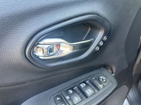 Used 2019 Jeep Cherokee Trailhawk AWD/4WD image 14