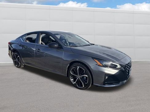 Used 2024 Nissan Altima 2.5 SR FWD image 12