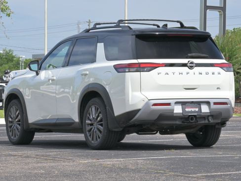 Used 2023 Nissan Pathfinder SL w/ SL Premium Package FWD image 3