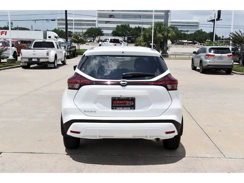 Used 2025 Nissan Kicks Play S FWD image 5