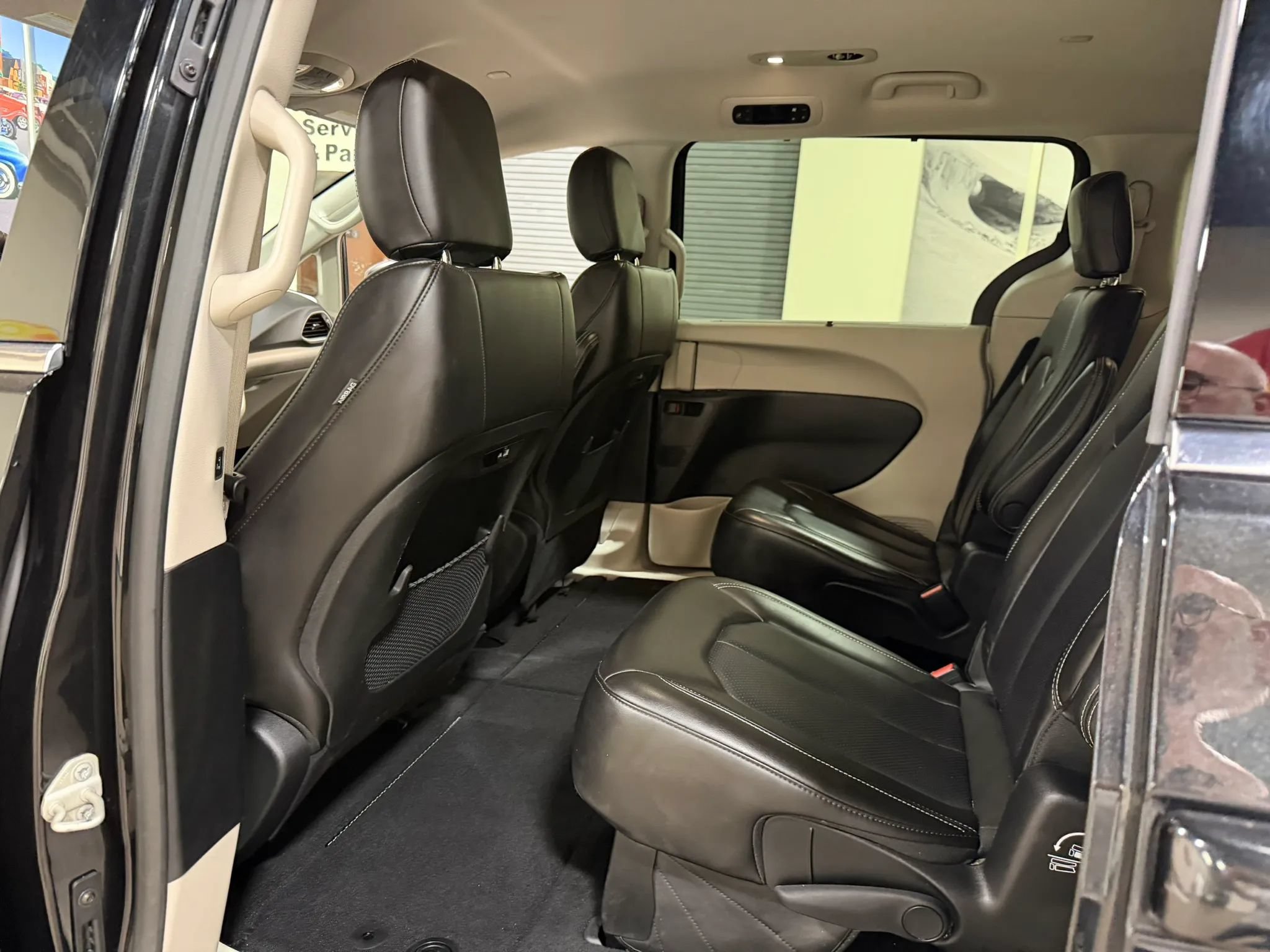 Used 2023 Chrysler Pacifica Touring-L FWD image 37
