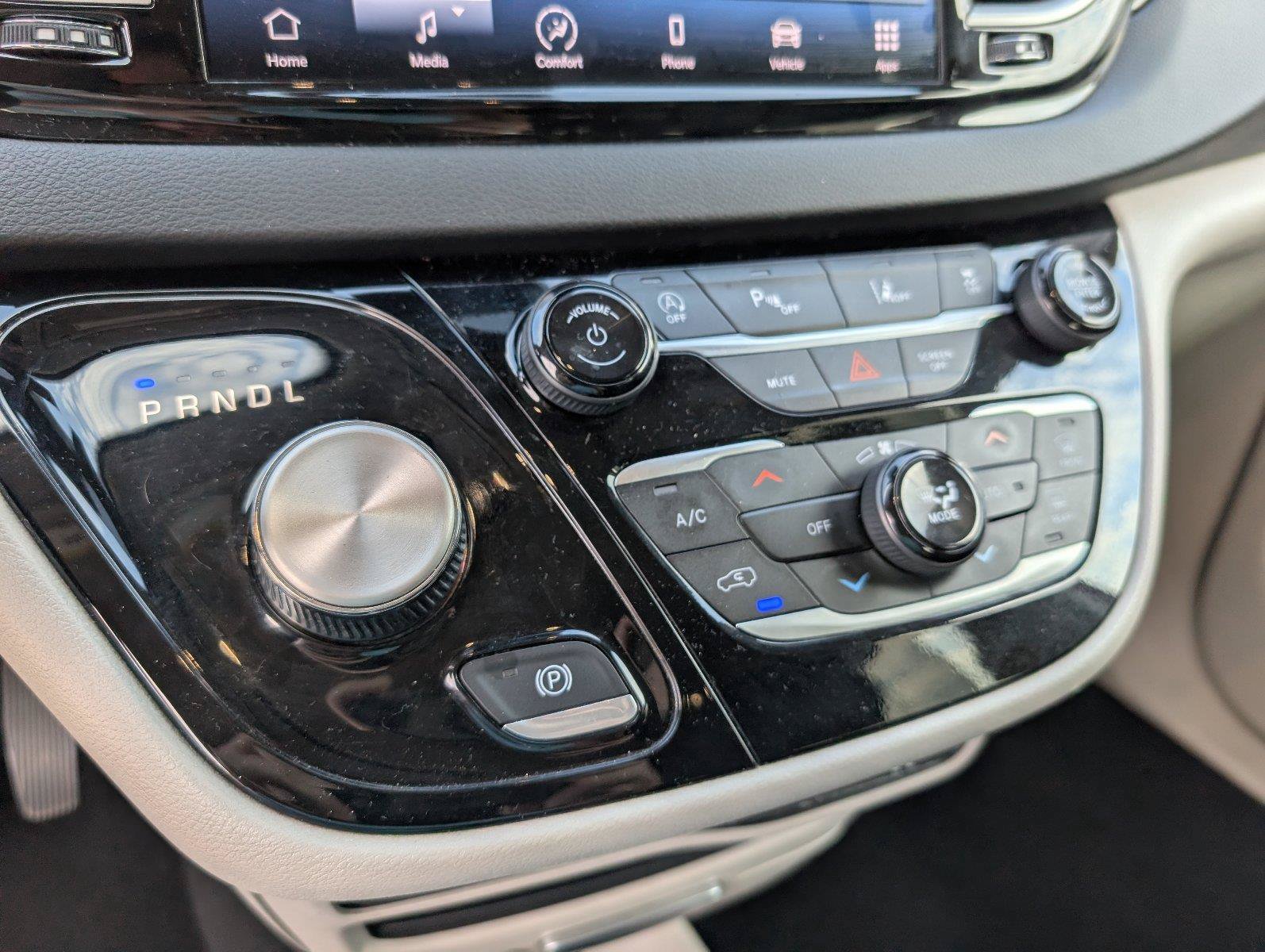 Used 2024 Chrysler Pacifica Touring-L FWD image 19