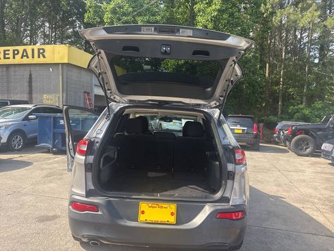 Used 2021 Jeep Grand Cherokee Laredo RWD image 14