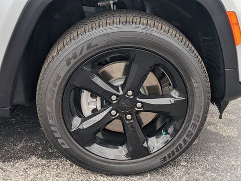 New 2025 Jeep Grand Cherokee L Altitude image 9