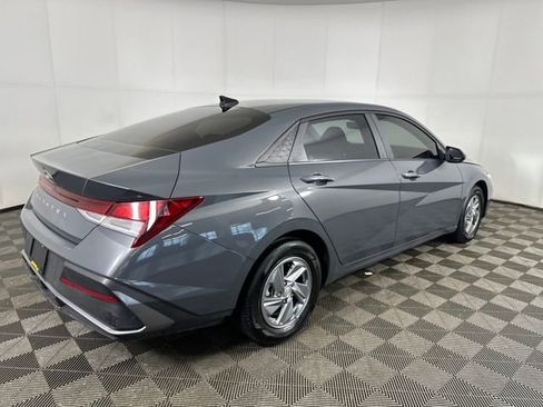 Used 2024 Hyundai Elantra SE image 3