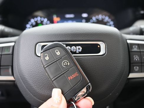Used 2025 Jeep Compass Limited AWD/4WD image 35
