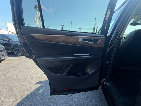 Used 2025 Volkswagen Atlas SE FWD image 13