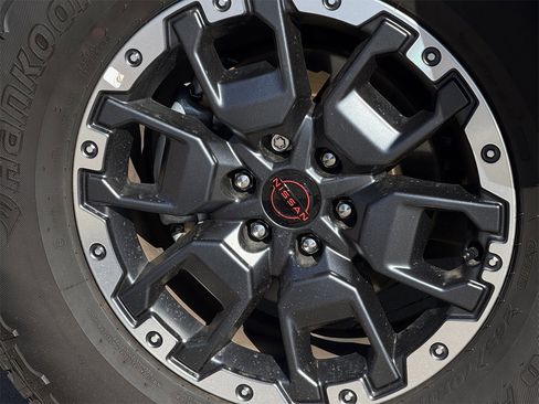 Used 2025 Nissan Frontier PRO-4X w/ Pro Convenience Package image 10