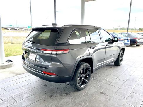 Used 2023 Jeep Grand Cherokee Altitude image 5