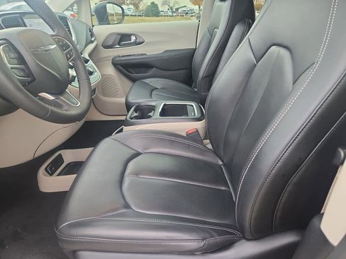 Used 2023 Chrysler Pacifica Touring-L image 16
