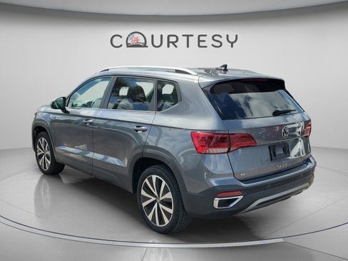 Used 2022 Volkswagen Taos SE FWD image 2