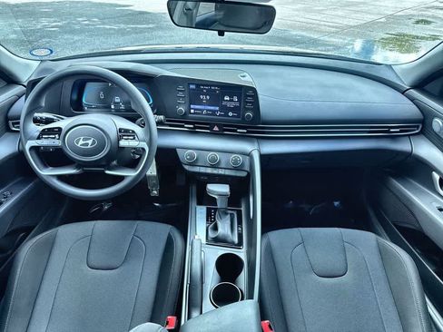Used 2025 Hyundai Elantra SE FWD image 24