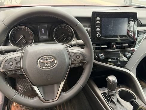 Used 2022 Toyota Camry SE FWD image 4
