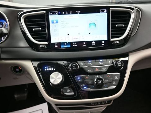 Used 2023 Chrysler Pacifica Touring-L FWD image 10