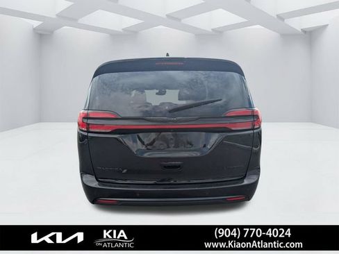 Used 2025 Chrysler Pacifica Limited FWD image 4