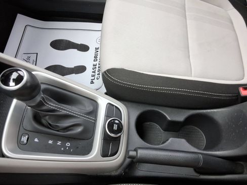 Used 2023 Hyundai Venue SEL FWD image 18
