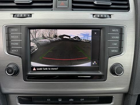 Used 2016 Volkswagen Golf S image 25