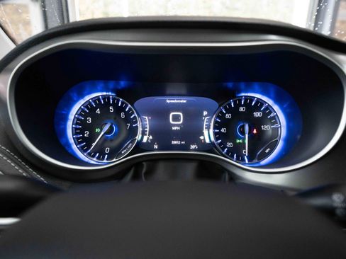 Used 2022 Chrysler Pacifica Touring-L image 15