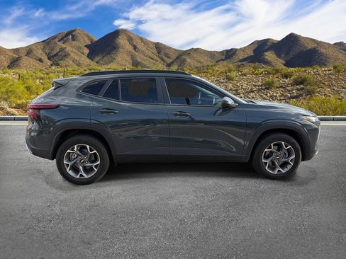 Used 2026 Chevrolet Trax LT w/ LT Convenience Package FWD image 3