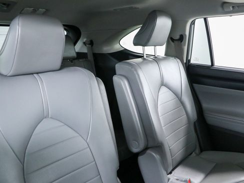 Used 2021 Toyota Highlander XLE FWD image 29