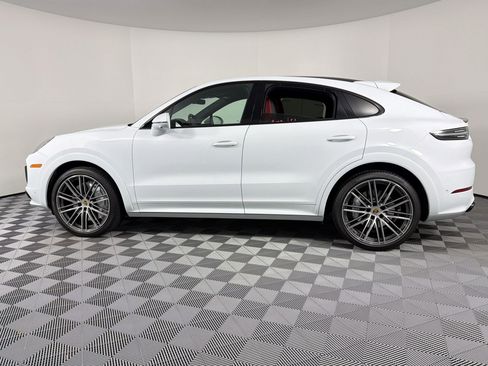 Used 2023 Porsche Cayenne Turbo image 2