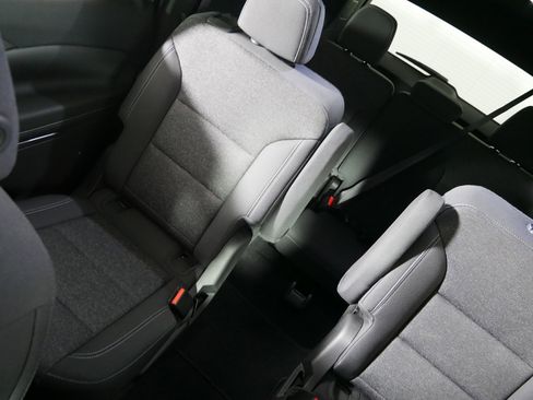 Used 2025 Chevrolet Traverse LT image 12