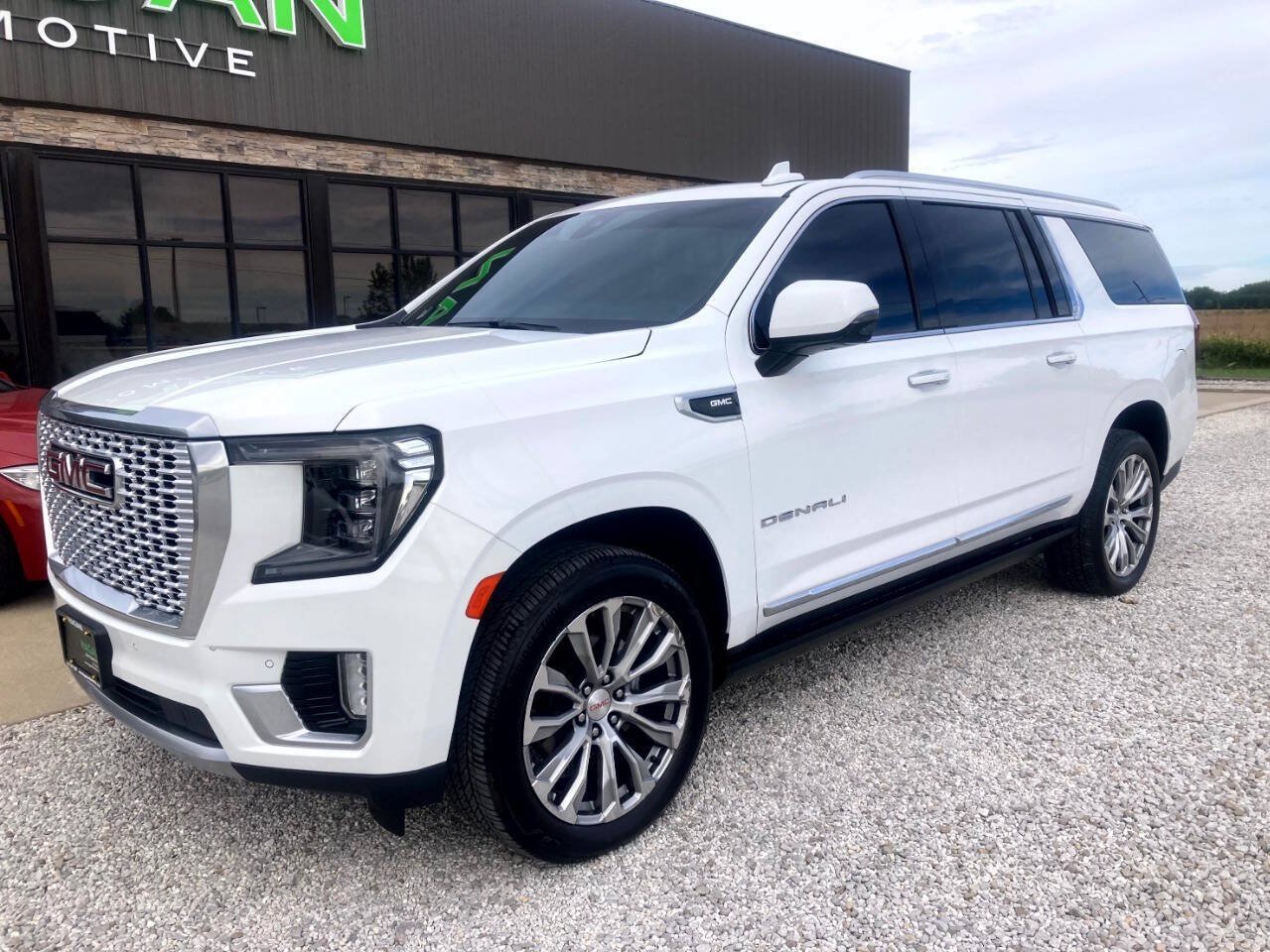 Used 2021 GMC Yukon XL Denali w/ Denali Ultimate Package AWD/4WD image 2