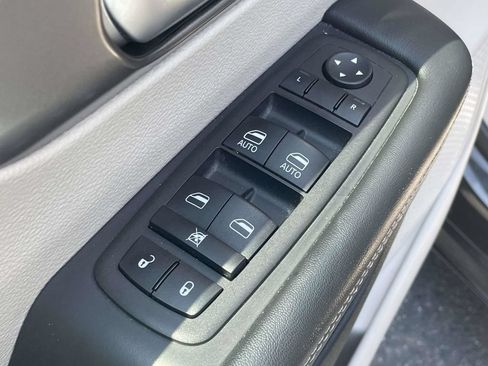Certified 2023 Chrysler Pacifica Touring-L FWD image 25