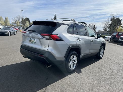 Used 2021 Toyota RAV4 XLE w/ Convenience Package image 9