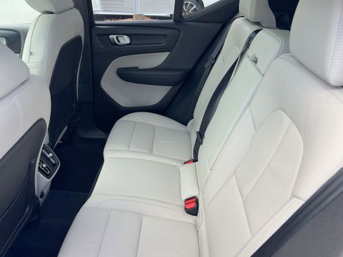 Used 2023 Volvo XC40 B5 Plus w/ Protection Package Premier image 23